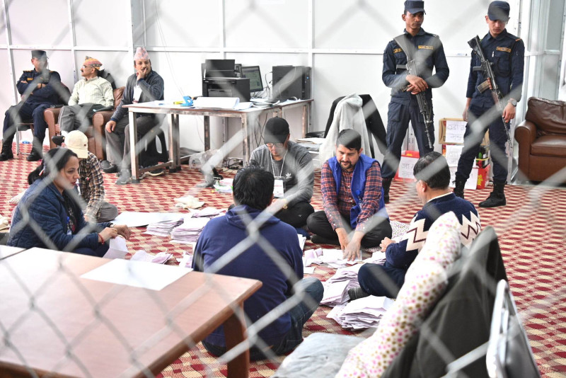 यसरी हुँदैछ काठमाडौंको मतगणना : तारजालीभित्र गणक, बाहिर प्रतिनिधि (फोटोफिचर)